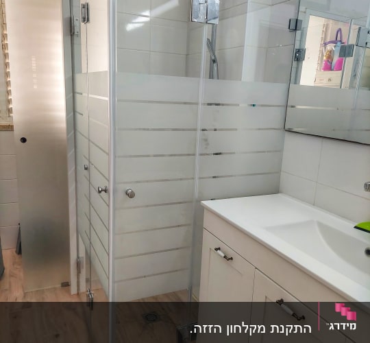 מקלחון זכוכית עם דלתות שקופות וידית מתכת